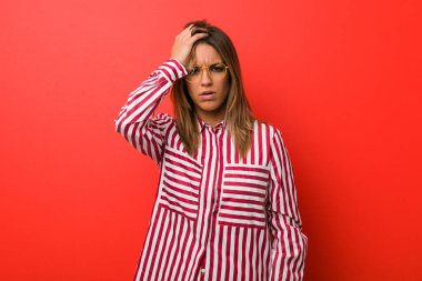 Bir duvara karşı genç otantik karizmatik gerçek insanlar kadın yorgun ve çok uykulu baş el tutmak.