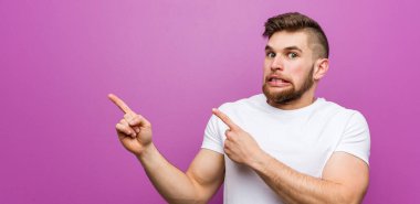 Yakışıklı beyaz adam işaret parmağıyla fotokopi çekilen bir yeri işaret ederek şok oldu..