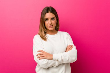 Genç otantik karizmatik gerçek insanlar kadın kendinden emin hissediyor bir duvara karşı, kararlılıkla silah geçiş.