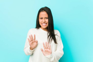 Genç, güzel, İspanyol bir kadın tiksinti ifadesi gösteren birini reddediyor..