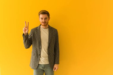 Genç kızıl saçlı iş adamı iki numara gösteriyor