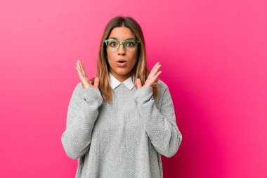 Genç, otantik karizmatik, gerçek bir kadın duvarın karşısında şaşırmış ve şok olmuş..