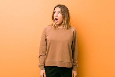 Genç otantik karizmatik gerçek insanlar kadın bir duvara karşı o gördü bir şey nedeniyle şok olmak.