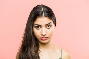 Genç bir güzellik ve doğal Arap kadın poz yakın çekim