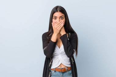 Genç, doğal ve güzel Arap kadın elleriyle ağzını kapatırken şok oldu..