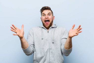 Genç yakışıklı sporcu zaferi ya da başarıyı kutluyor.