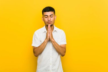 Genç İspanyol adam ağız yakın dua el ele tutuşan, kendinden emin hissediyor.