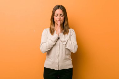 Genç otantik karizmatik gerçek insanlar kadın ağız ayakın dua el ele tutuşarak bir duvara karşı, kendinden emin hissediyor.