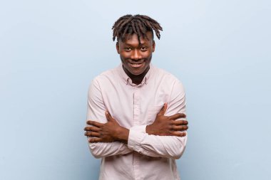 Genç iş adamı Afrikalı siyah adam gülüyor ve eğleniyor..