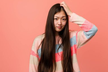 Genç havalı Çinli kadın şoka uğruyor, önemli bir toplantıyı hatırladı..