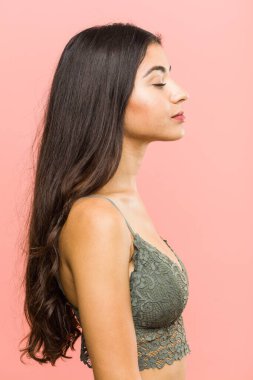 Genç bir güzellik ve doğal Arap kadın yan poz bakarak yakın