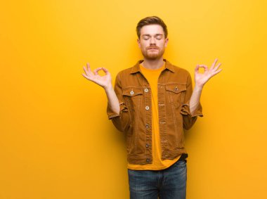 Yoga yapmak genç Kızıl saçlı adam