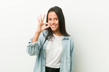 Genç İspanyol kadın neşeli ve kendinden emin, iyi bir jest yapıyor..