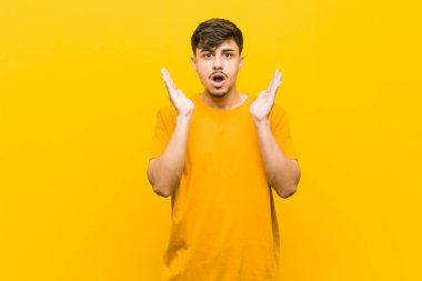 Latin asıllı sıradan bir adam şaşırdı ve şok oldu..