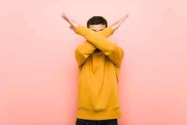 Genç İspanyol adam iki kol çapraz tutmak, inkar kavramı.