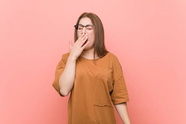 Junge Studentin Mit Brille Gähnt Und Zeigt Eine Müde Geste — Stockfoto
