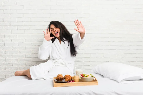 Jonge Bochtige Vrouw Neemt Een Ontbijt Het Bed Wordt Geschokt — Stockfoto