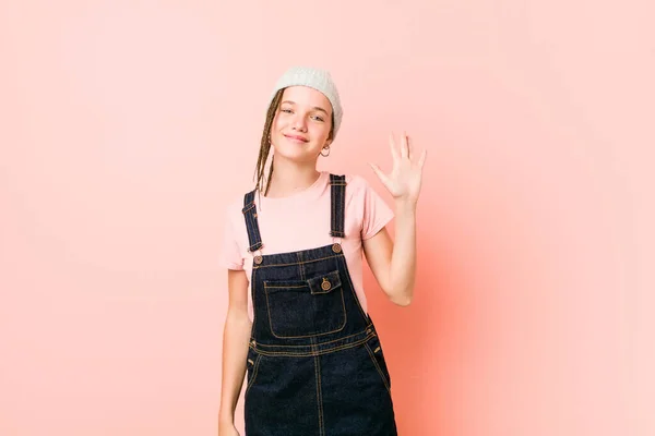 Hispter Adolescente Mulher Sorrindo Alegre Mostrando Número Cinco Com Dedos — Fotografia de Stock