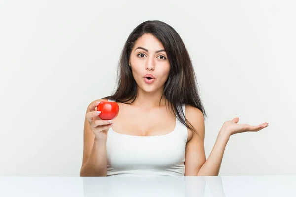 Ung Latinamerikansk Kvinna Håller Tomat Imponerad Hålla Kopia Utrymme Handflatan — Stockfoto