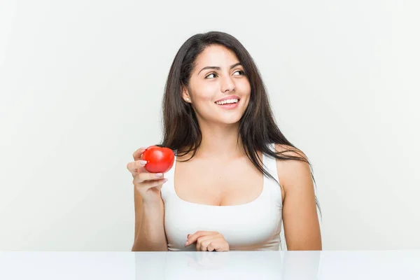 Giovane Donna Ispanica Possesso Pomodoro Sorridente Fiducioso Con Braccia Incrociate — Foto Stock