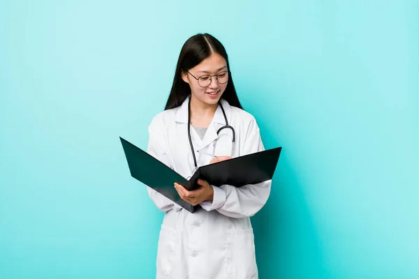 Joven Asiática Médico Mujer Holding Carpeta —  Fotos de Stock