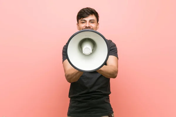 Ung Latinamerikan Man Håller Megafon Skriker Exalterad Till Fronten — Stockfoto