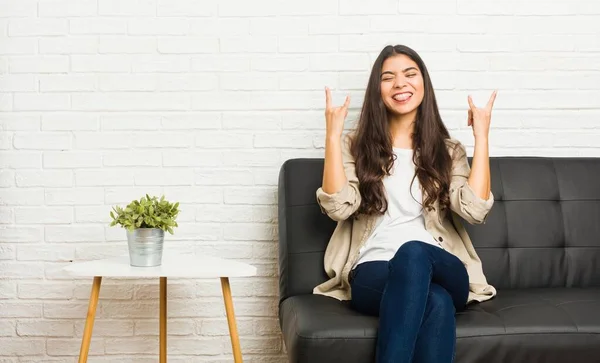 Young Arab Woman Sitting Sofa Showing Rock Gesture Fingers — ストック写真