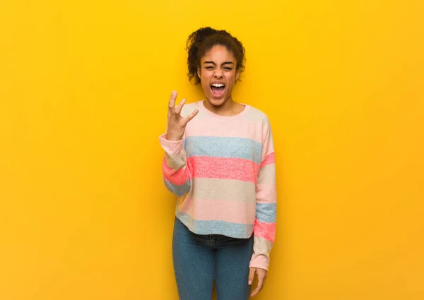 Jovem Negra Afro Americana Menina Com Olhos Azuis Muito Assustada — Fotografia de Stock