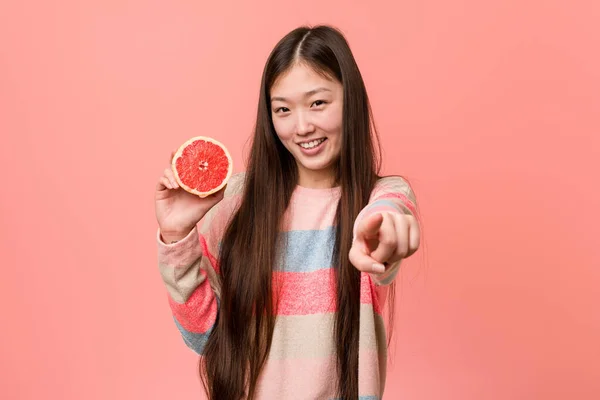 Young Asian Woman Grapefruit Cheerful Smiles Pointing Front — Stockfoto