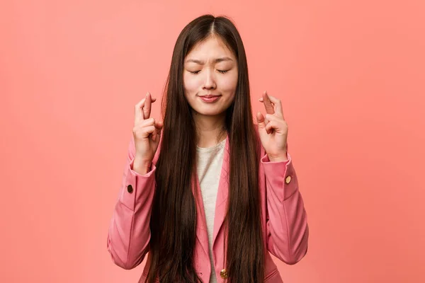 Pembe Takım Elbiseli Genç Çinli Kadın Şans Getirsin Diye Dua — Stok fotoğraf