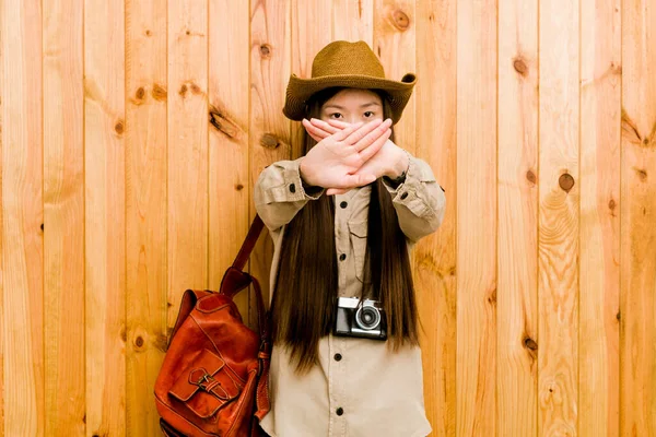 中国年轻的女旅行家做了一个否认的手势 — 图库照片