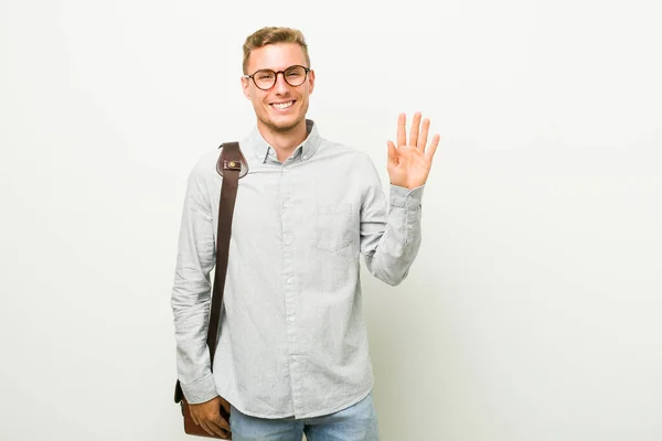 Mladý Kavkazský Obchodní Muž Usměvavou Zobrazující Číslo Pět Prsty — Stock fotografie