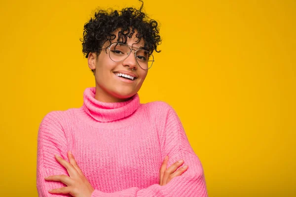 Jovem Afro Americana Vestindo Uma Camisola Rosa Que Sente Confiante — Fotografia de Stock