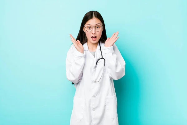Joven Mujer Médica China Sorprendida Conmocionada —  Fotos de Stock