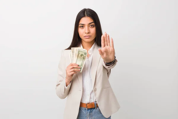 Genç Arap Kadını Elinde Dolarlarla Elini Uzatmış Dur Işareti Göstererek — Stok fotoğraf