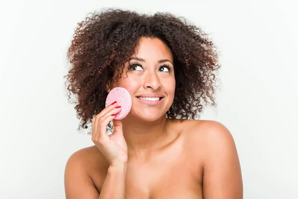 Close Uma Jovem Afro Americana Segurando Disco Facial — Fotografia de Stock