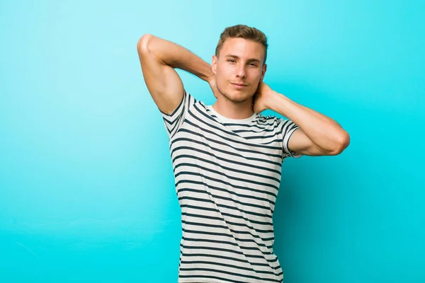Junger Kaukasischer Mann Vor Blauer Wand Arme Ausgestreckt Entspannte Position — Stockfoto