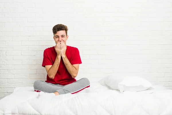 Genç Bir Öğrenci Yatakta Bir Şeye Gülüyor Elleriyle Ağzını Kapatıyor — Stok fotoğraf