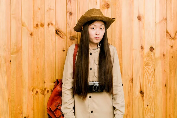 Joven Viajero Chino Mujer Encoge Hombros Los Ojos Abiertos Confundido —  Fotos de Stock