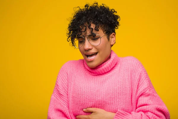 Jovem Afro Americana Vestindo Uma Camisola Rosa Doente Sofrendo Dor — Fotografia de Stock