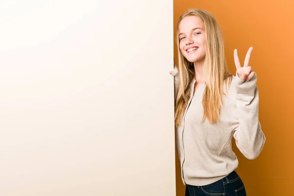 Молода Біла Жінка Копіювальним Простором Показує Номер Два Пальцями — стокове фото