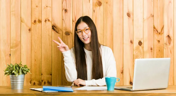 Joven Mujer China Estudiando Escritorio Alegre Despreocupada Mostrando Símbolo Paz —  Fotos de Stock