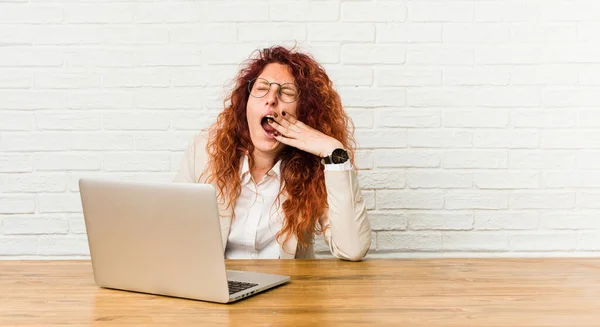 Jovem Ruiva Encaracolado Mulher Trabalhando Com Seu Laptop Bocejando Mostrando — Fotografia de Stock