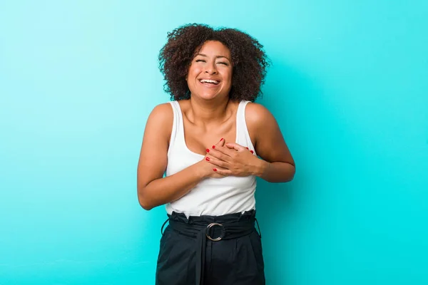 Młoda Afroamerykanka Śmieje Się Trzymając Ręce Sercu Koncepcja Szczęścia — Zdjęcie stockowe