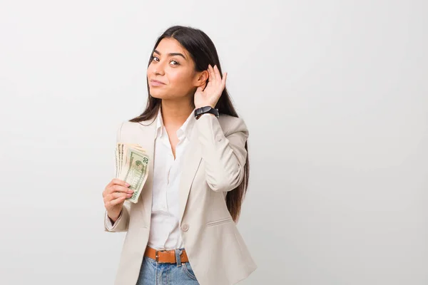 Joven Mujer Árabe Negocios Sosteniendo Dólares Tratando Escuchar Chisme —  Fotos de Stock