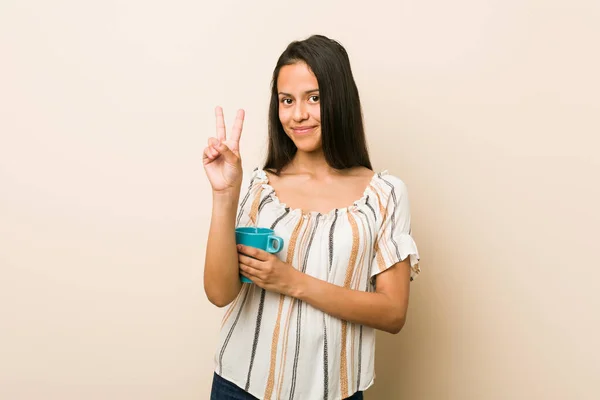 Junge Hispanische Frau Hält Eine Tasse Mit Der Nummer Zwei — Stockfoto