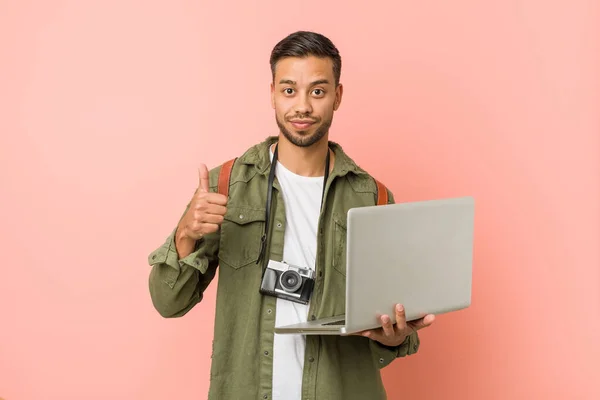 Joven Hombre Sudasiático Sosteniendo Ordenador Portátil — Foto de Stock