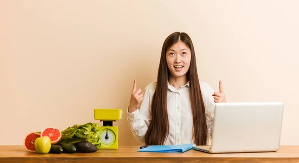 Jovem Nutricionista Mulher Chinesa Trabalhando Com Seu Laptop Indica Com — Fotografia de Stock