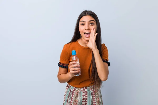 Junge Arabische Frau Hält Eine Wasserflasche Und Schreit Aufgeregt Nach — Stockfoto