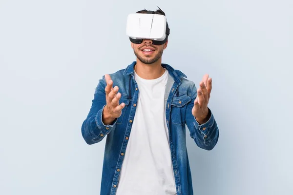 Giovane Uomo Sud Asiatico Che Gioca Con Occhiali Realtà Virtuale — Foto Stock